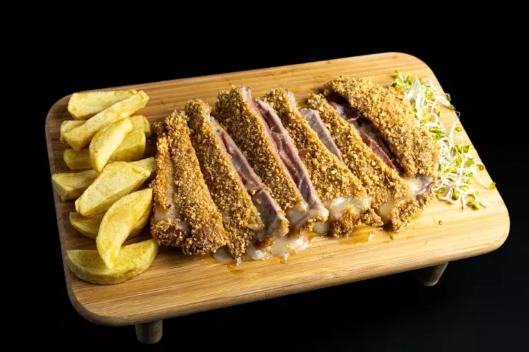 Cachopo troceado con patatas fritas