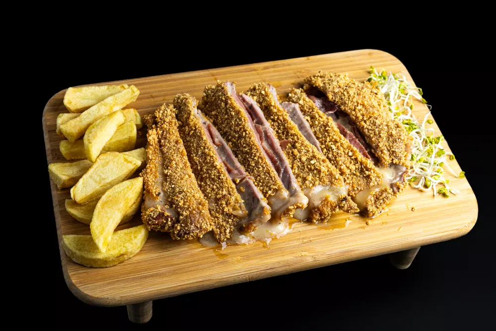 Cachopo troceado con patatas fritas