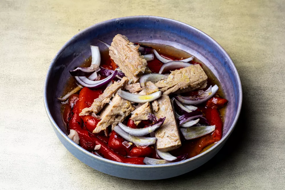 Ensalada de atún, pimiento y cebolla