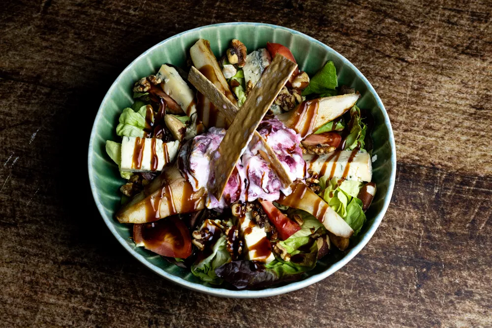 Ensalada con lechuga, tomate y quesos